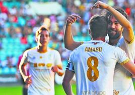 Javi Navas señala a Amaro, tras anotar el cuarto tanto del Salamanca UDS este domingo frente al Laguna en el estadio Helmántico