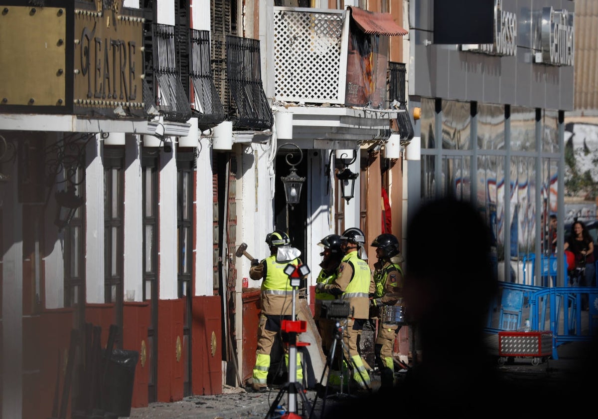 Los bomberos trabajan en una de las discotecas incendiadas.