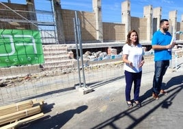 Carmen Ávila y Antonio Poveda visitan las obras de la nueva grada del campo de fútbol.