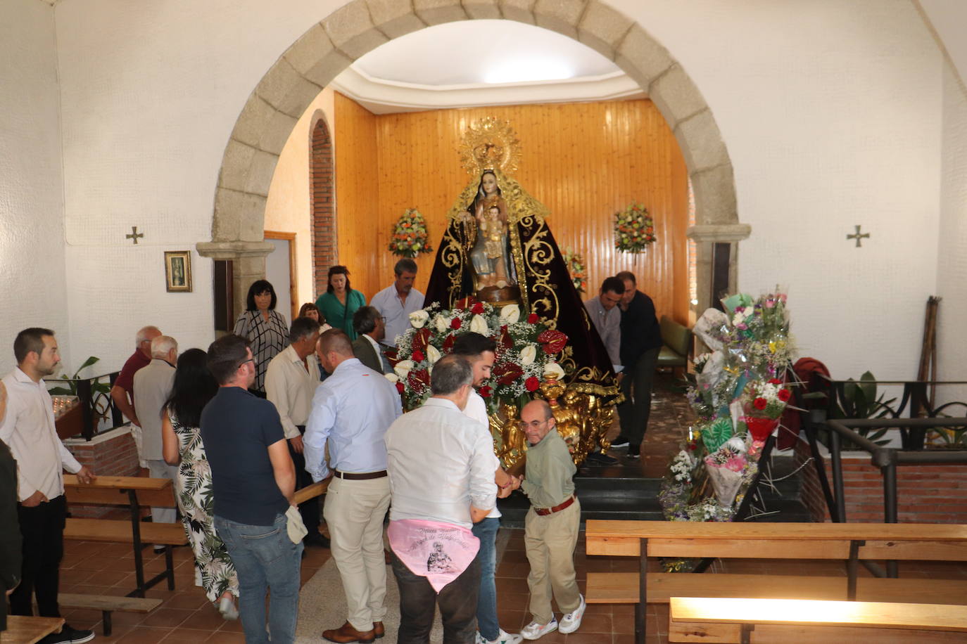 Alegre despedida de la Virgen de Valparaíso en Santibáñez de Béjar