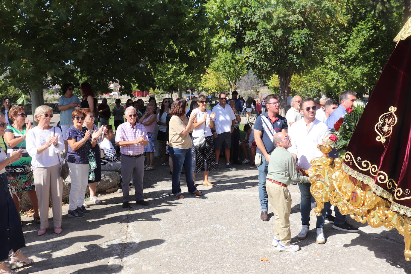 Alegre despedida de la Virgen de Valparaíso en Santibáñez de Béjar