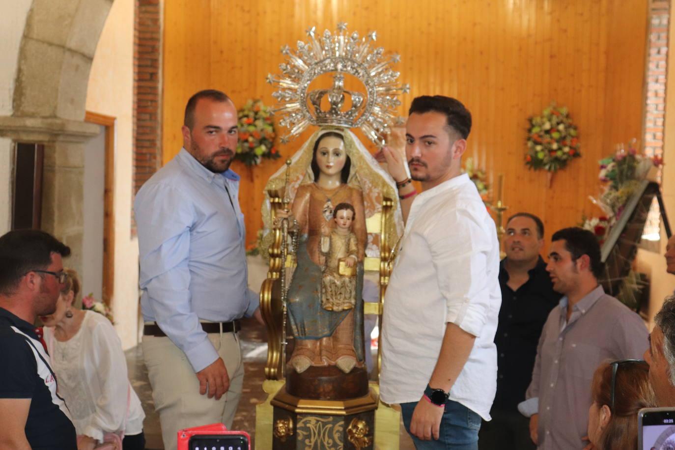 Alegre despedida de la Virgen de Valparaíso en Santibáñez de Béjar