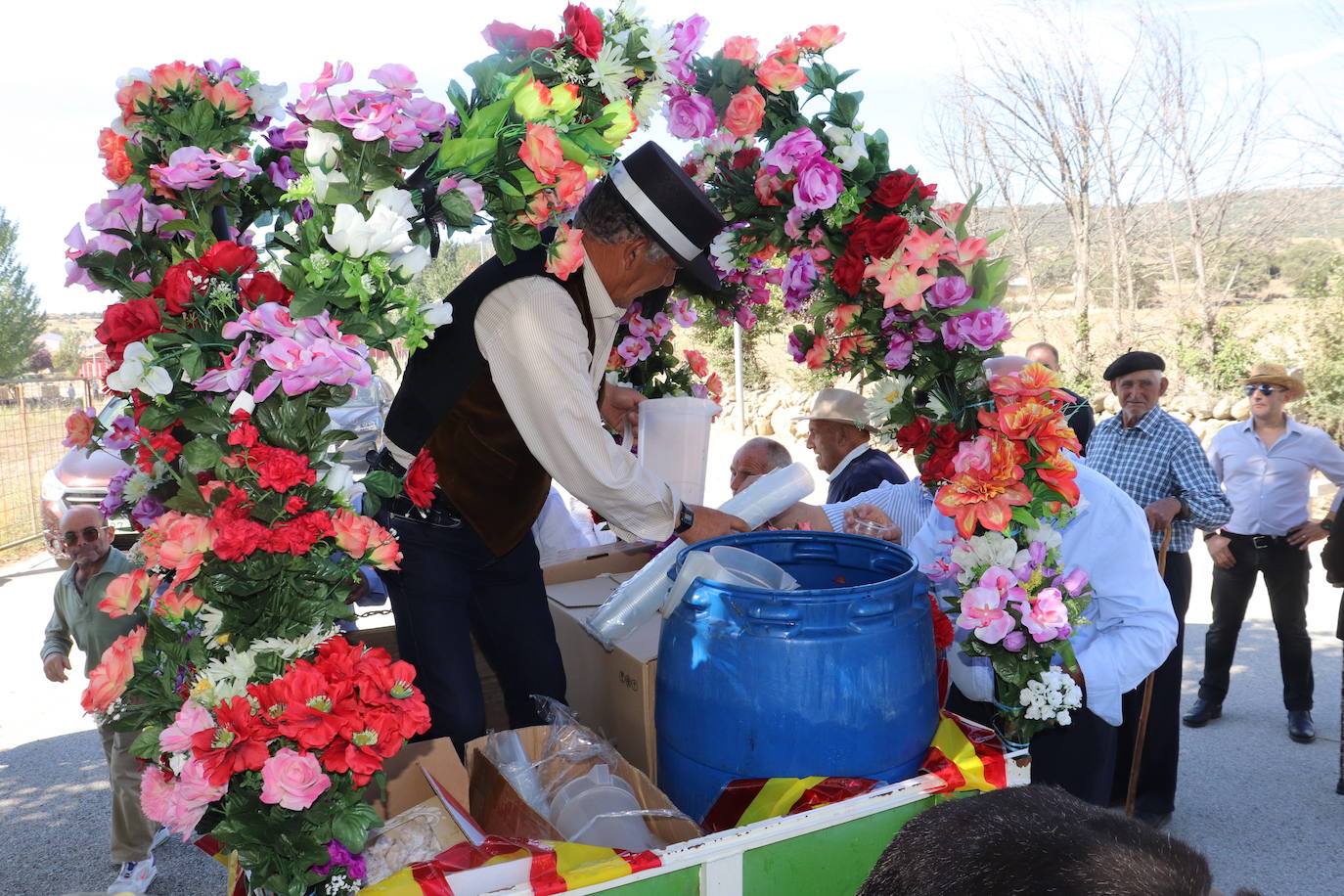 Alegre despedida de la Virgen de Valparaíso en Santibáñez de Béjar