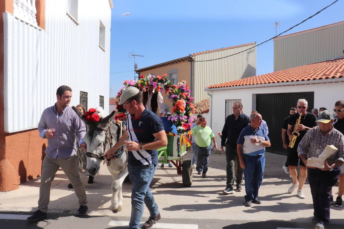 Alegre despedida de la Virgen de Valparaíso en Santibáñez de Béjar