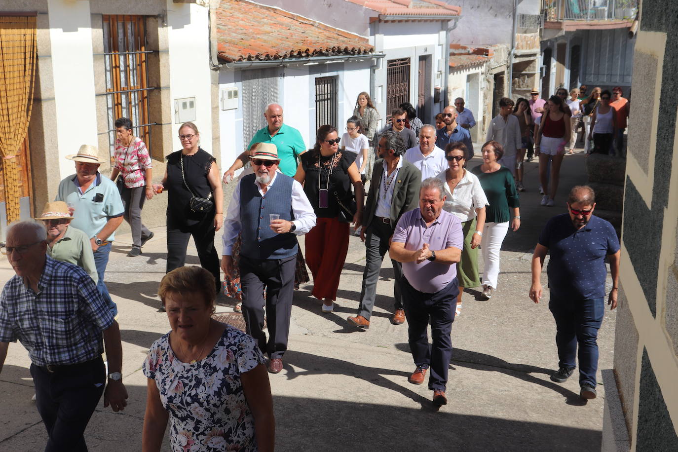 Alegre despedida de la Virgen de Valparaíso en Santibáñez de Béjar