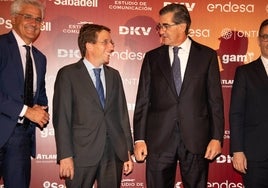 José Luis Martínez-Almeida junto Juan Abarca en la entrega del premio 'Madrileño del año'