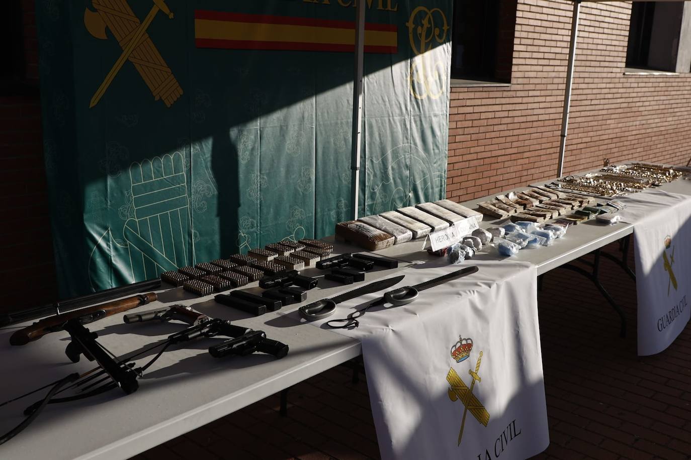 El espectacular decomiso en las redadas antidroga: drogas, joyas, pistolas, coches, lotería...