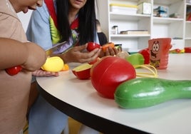 Una profesora de Infantil con una alumna.