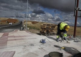 Un trabajador, en las obras del carril bici entre Salamanca y Villamayor.