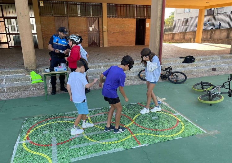 Imagen principal - Imagen de algunas de las actividades realizadas por los escolares del Miguel de Cervantes de Guijuelo.