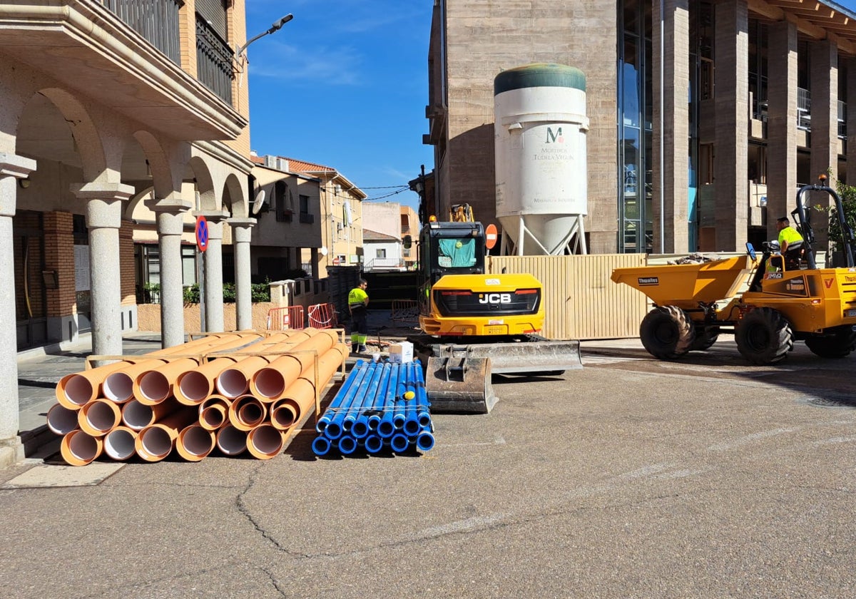 Las obras de sustitución de saneamiento y redes de abastecimiento de agua en la Plaza Mayor de Carbajosa de la Sagrada.