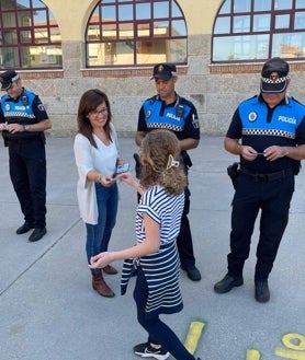 Imagen secundaria 2 - Las actividades de educación vial se llevaron a cabo en el patio del colegio.