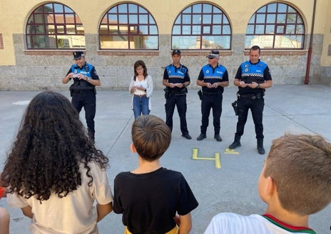 Imagen secundaria 1 - Las actividades de educación vial se llevaron a cabo en el patio del colegio.