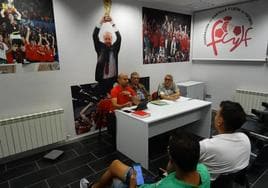 Alfonso Vicente, Miguel Hernández y Javier Velasco, en su intervención ante los clubes