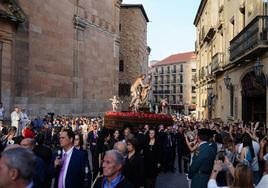 La talla de Jesús Flagelado, saliendo de La Clerecía.