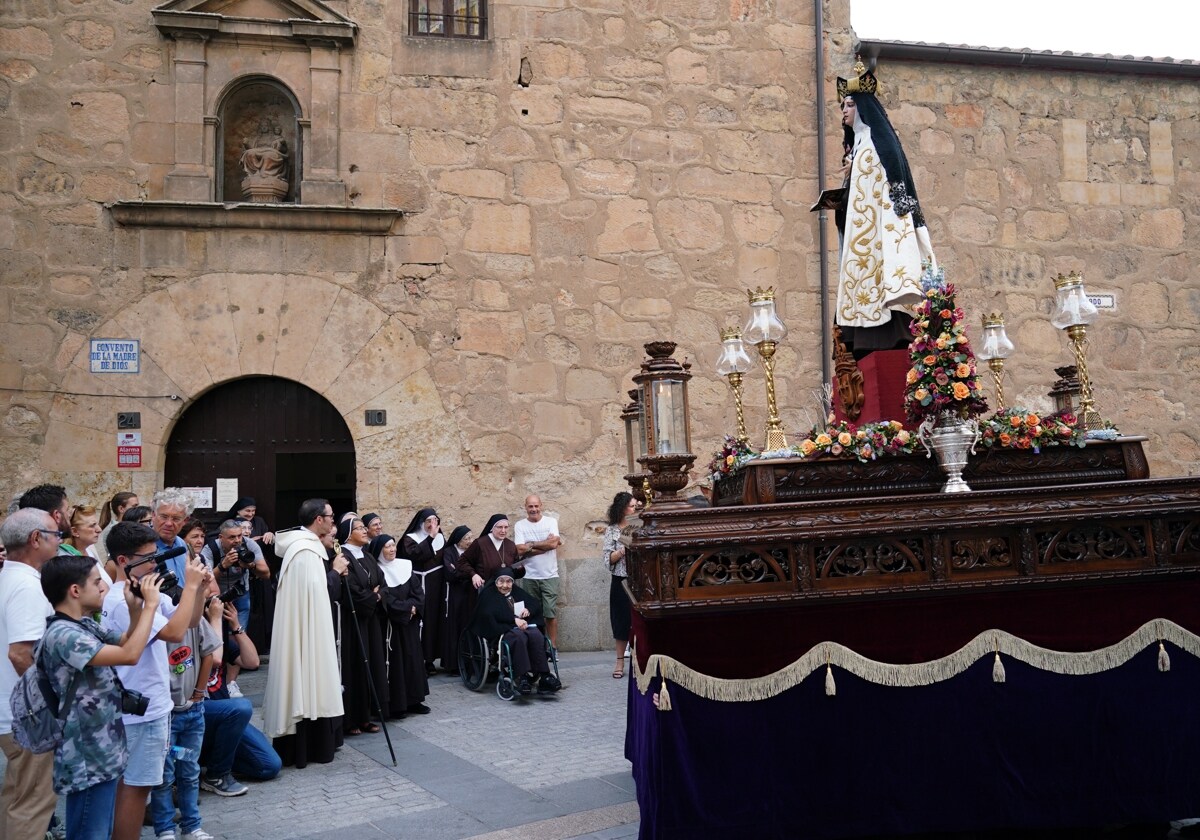 La procesión a las puertas del convento de la Madre de Dios.