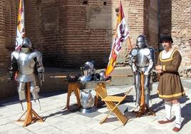 Pablo González con sus armas y armaduras medievales en la VIII Feria del Mudéjar de Rágama