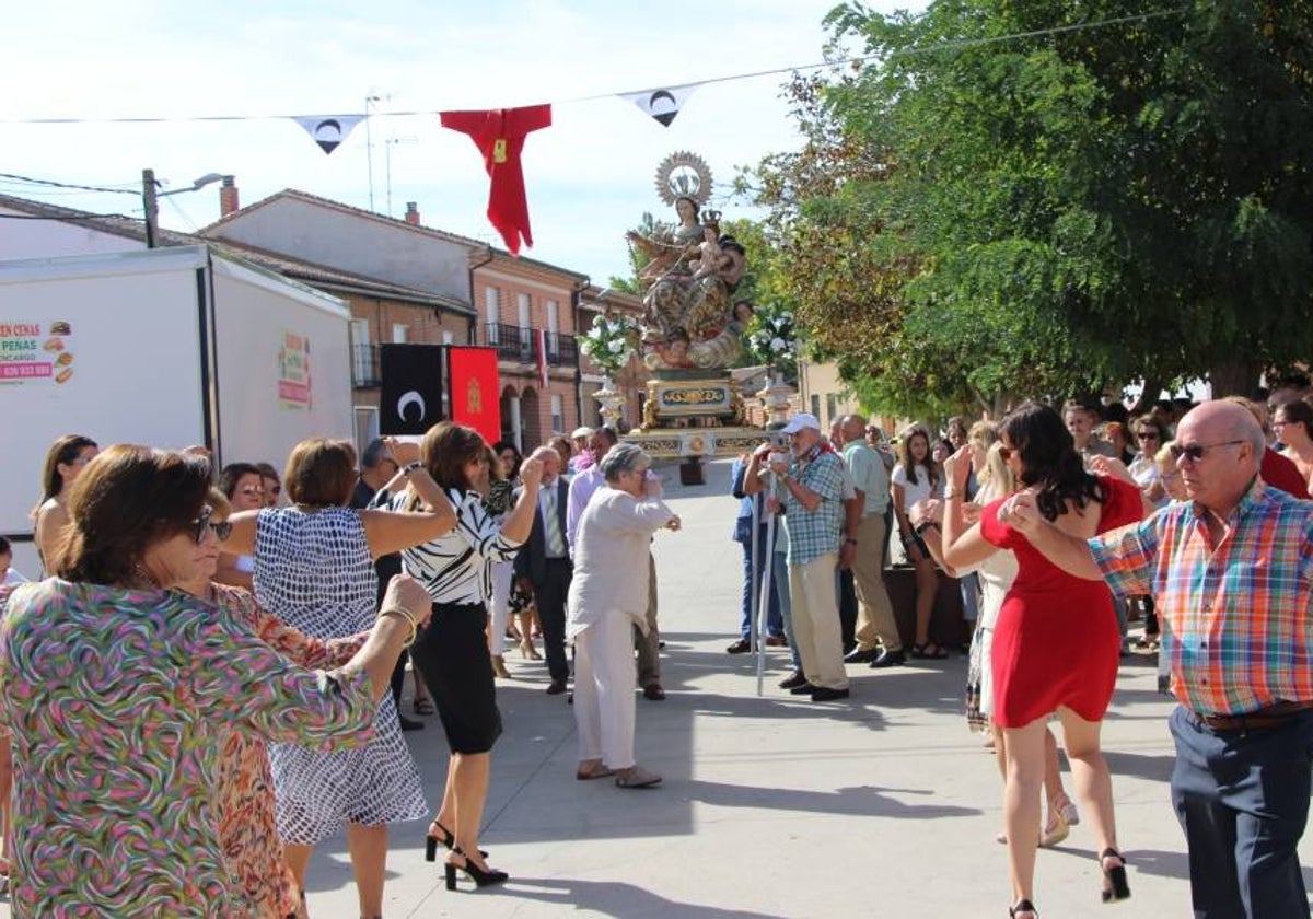 Bailes para la Virgen del Rosario en Rágama