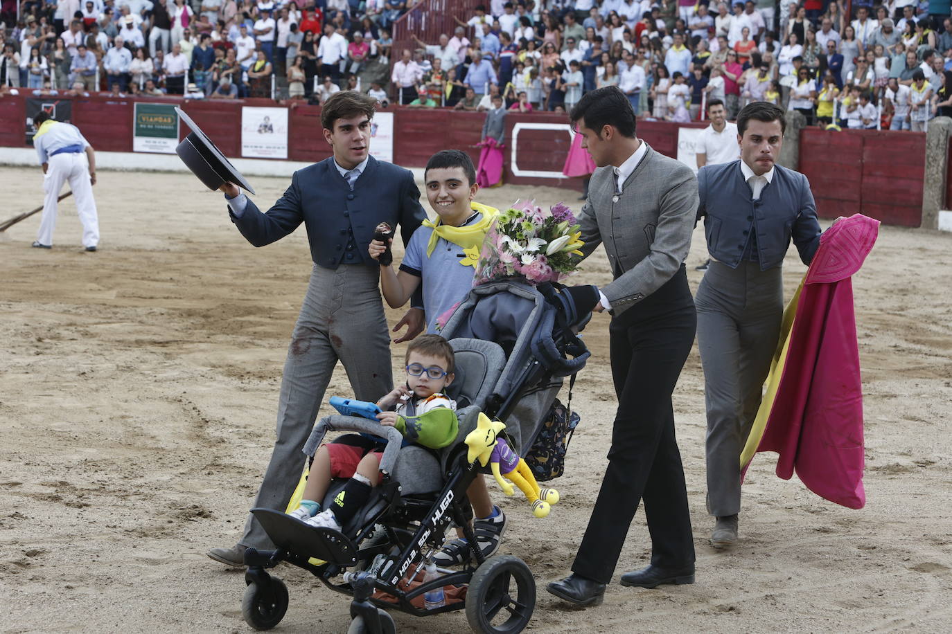 La marea amarilla alienta el toreo