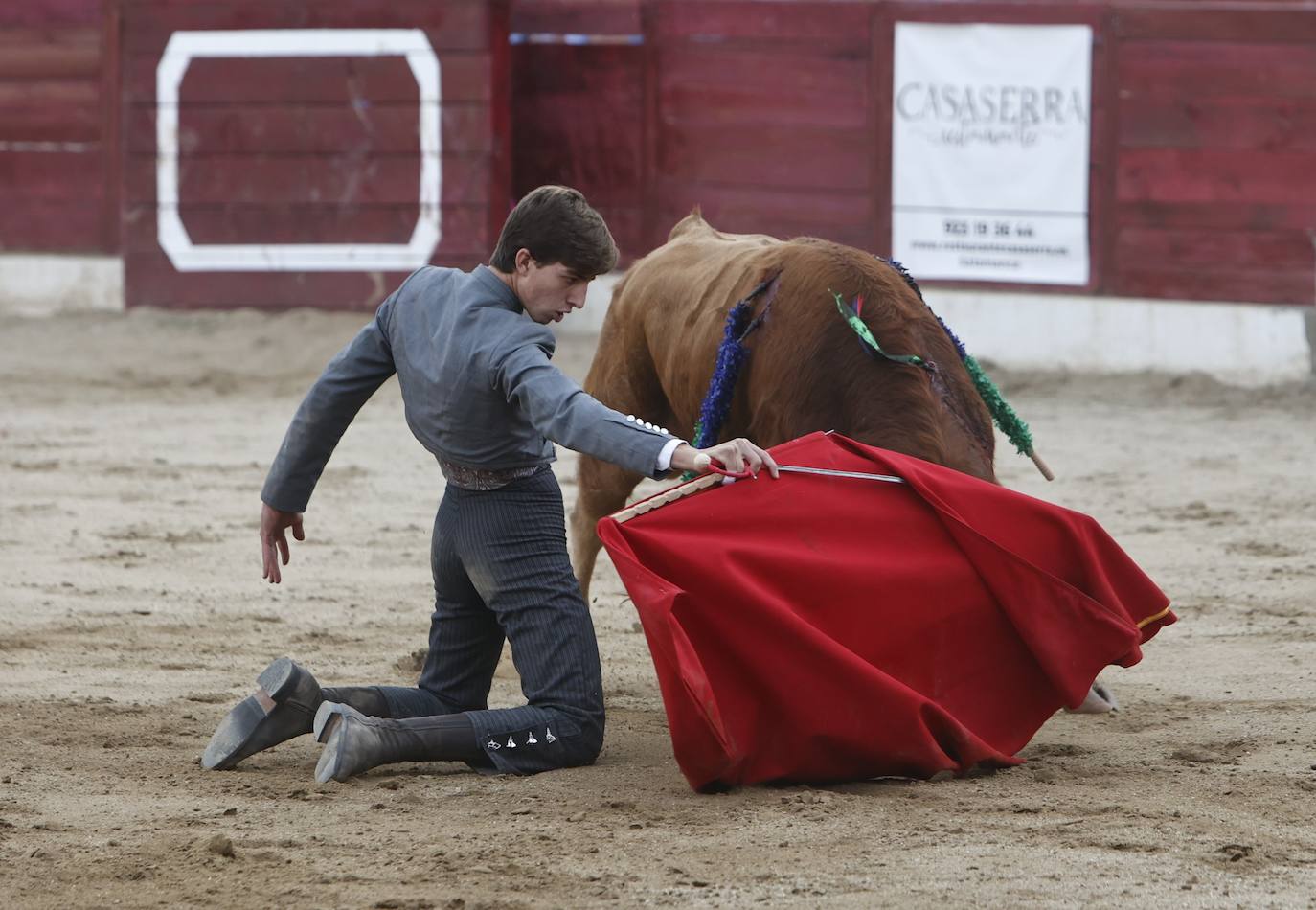 La marea amarilla alienta el toreo