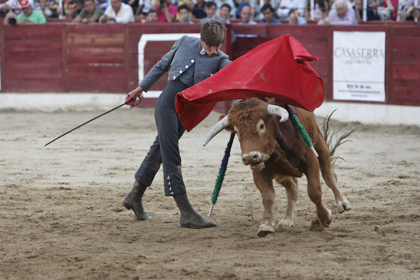 La marea amarilla alienta el toreo