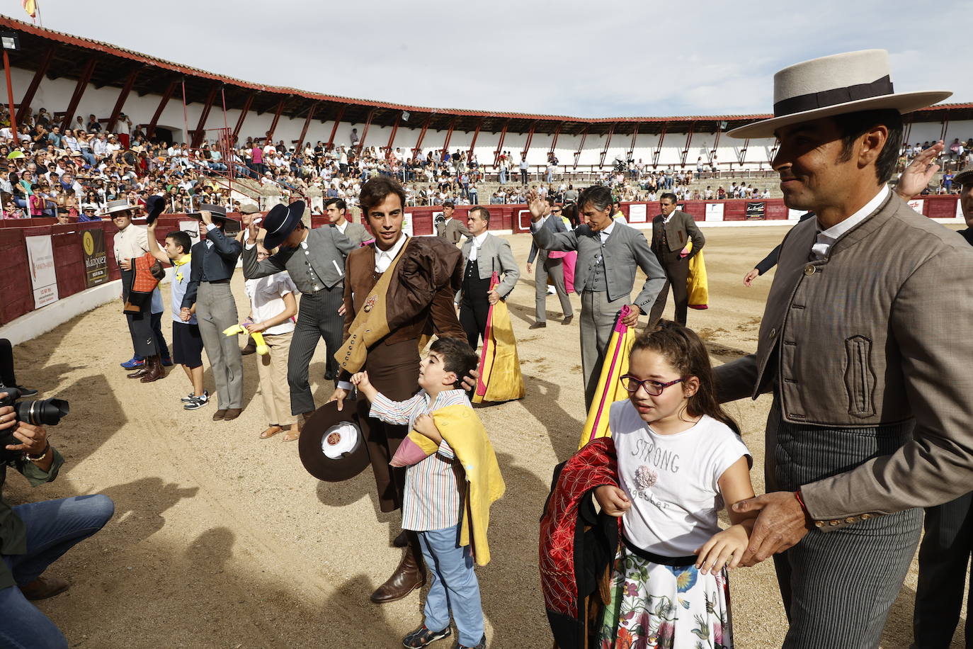 La marea amarilla alienta el toreo