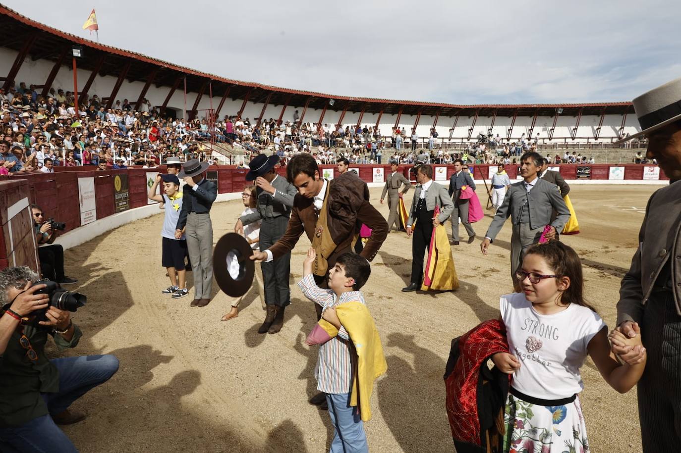 La marea amarilla alienta el toreo