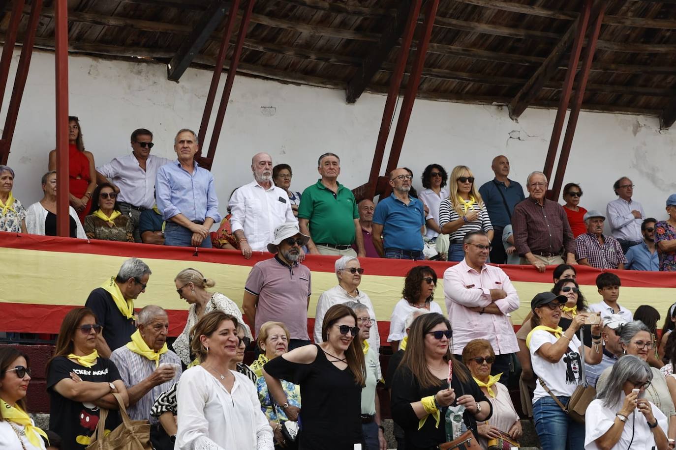 La marea amarilla alienta el toreo