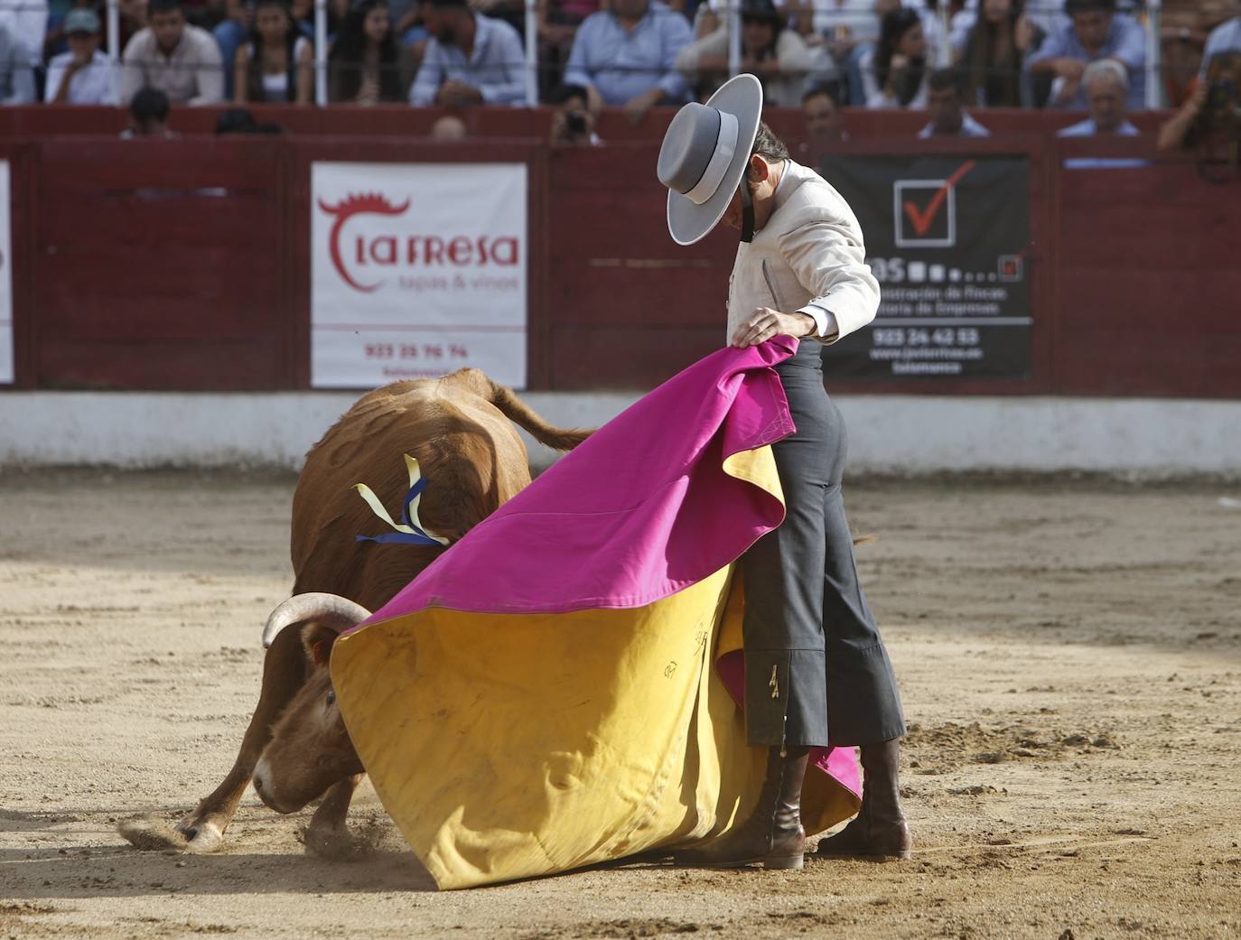 La marea amarilla alienta el toreo