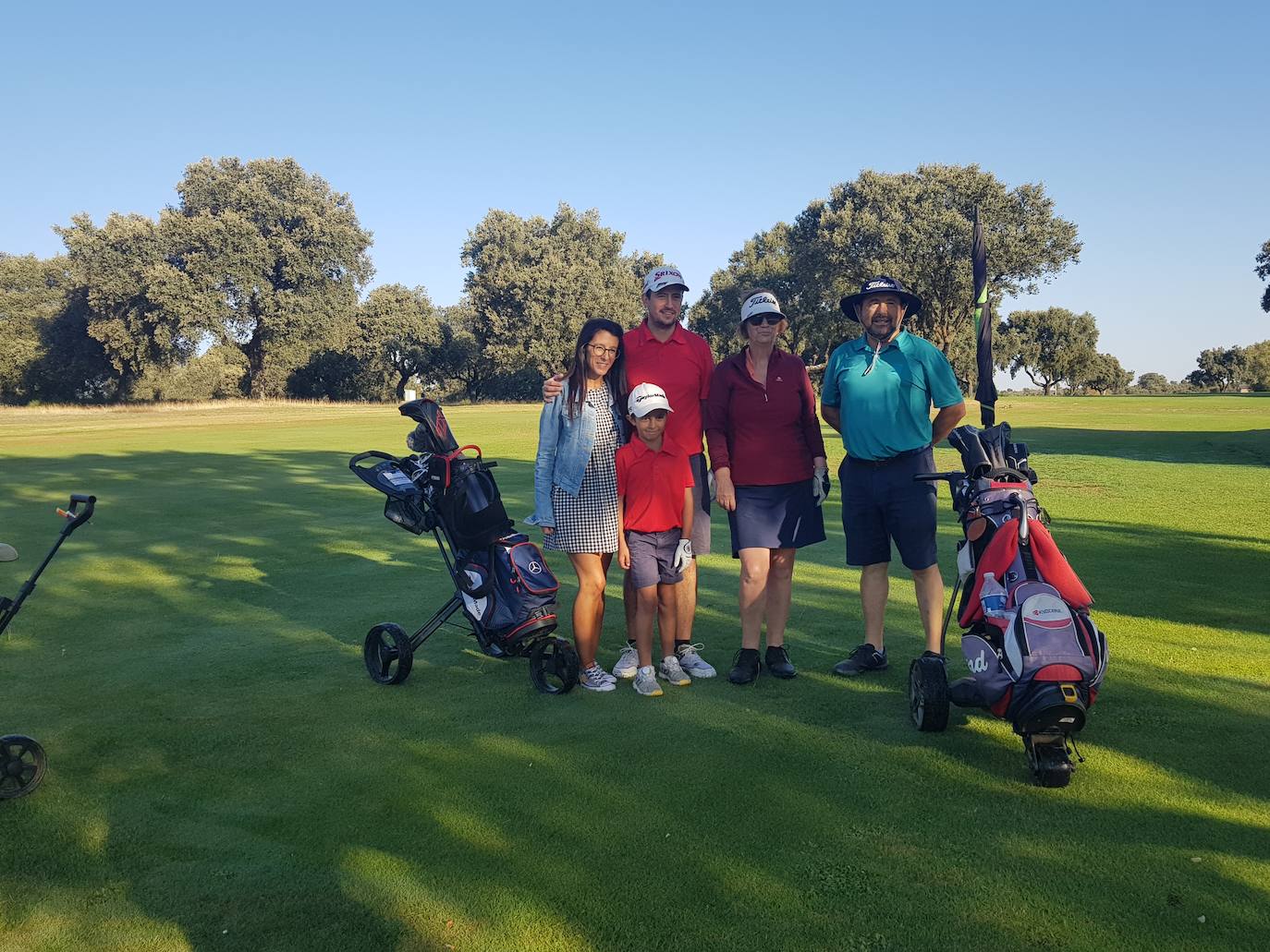 Padres e hijos disfrutan de un torneo de golf en Zarapicos