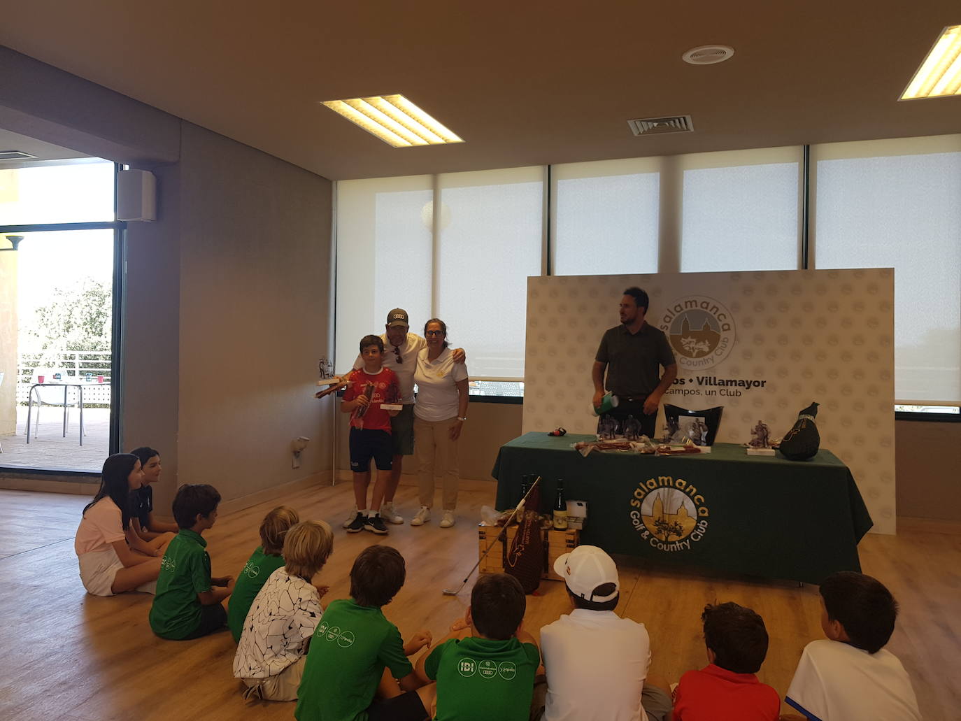 Padres e hijos disfrutan de un torneo de golf en Zarapicos