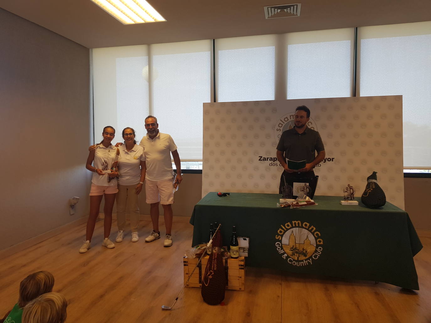 Padres e hijos disfrutan de un torneo de golf en Zarapicos