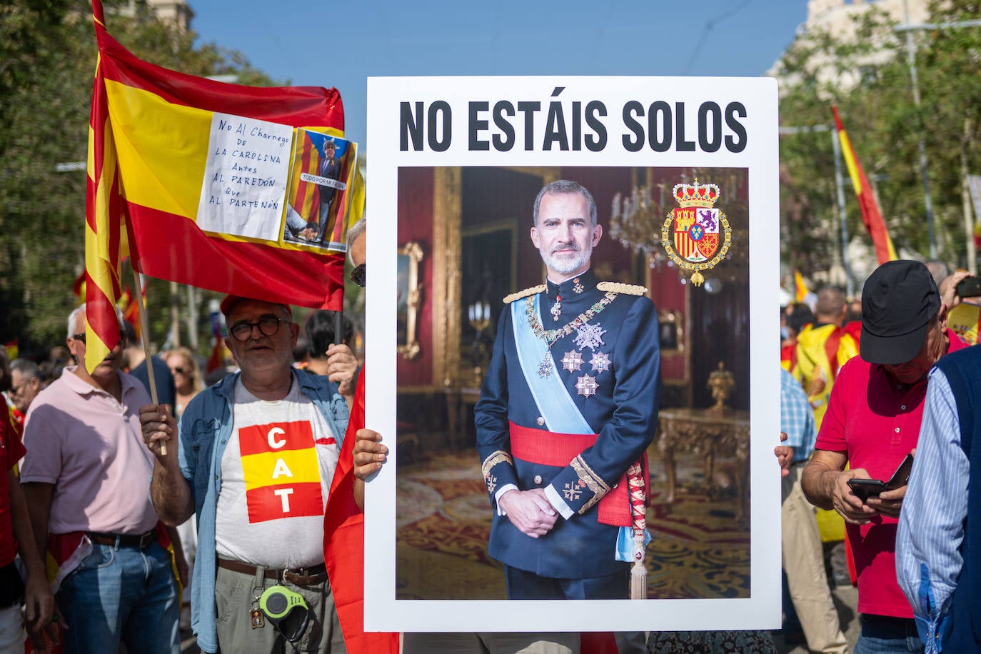 Los ingeniosos mensajes de la pancartas de la manifestación contra la amnistía en Barcelona