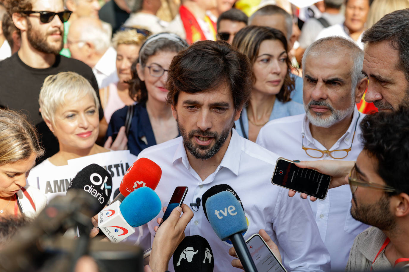 Los ingeniosos mensajes de la pancartas de la manifestación contra la amnistía en Barcelona