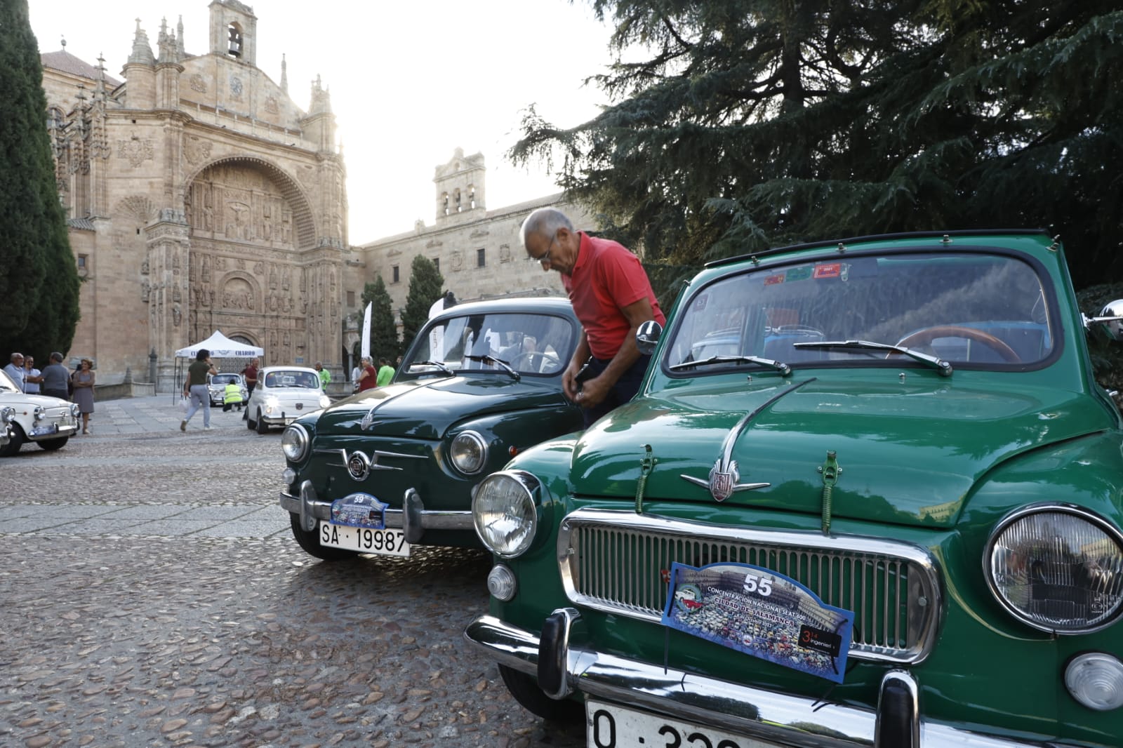 La nostalgia de los Seat 600 inunda las calles de Salamanca