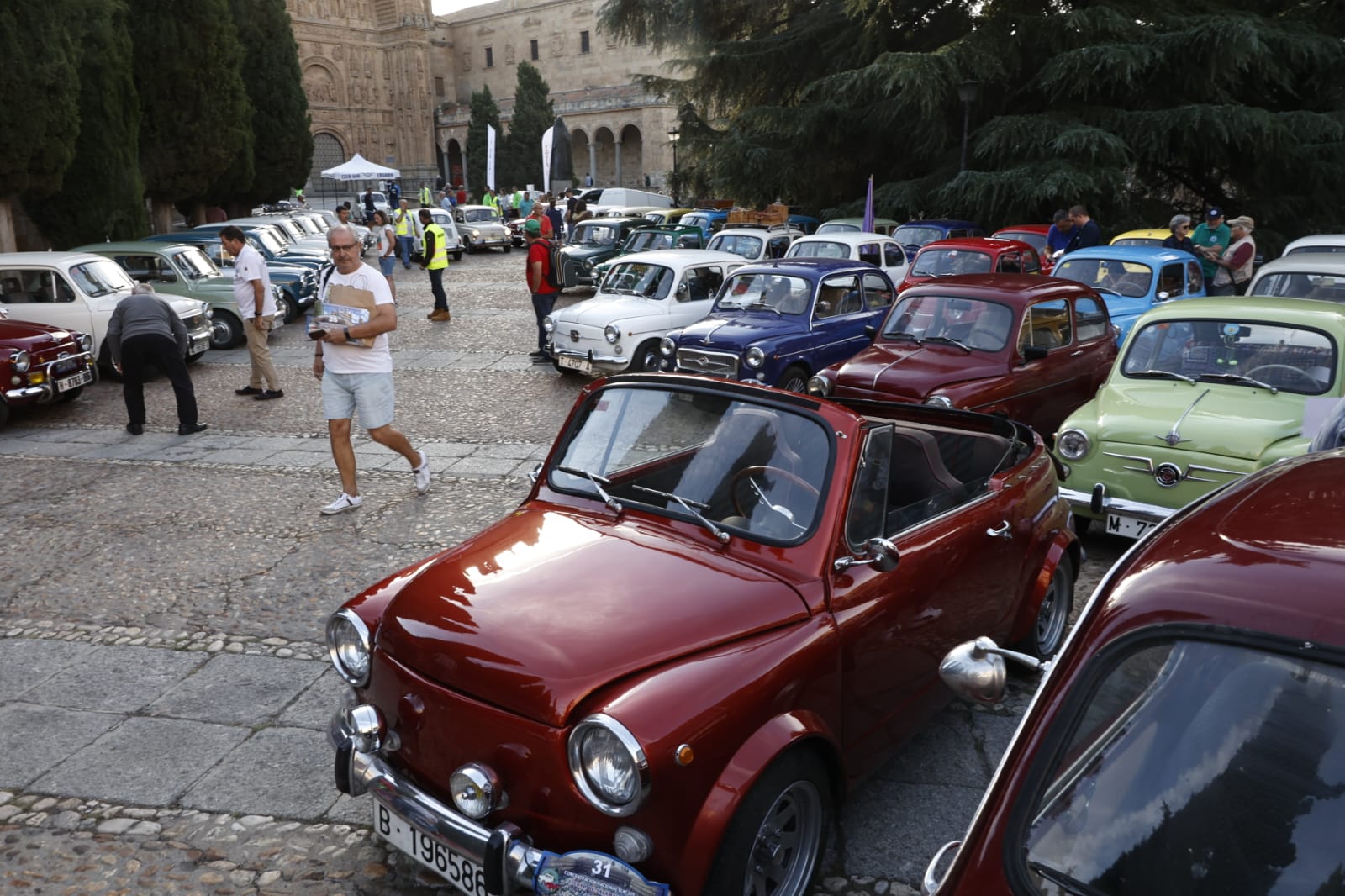 La nostalgia de los Seat 600 inunda las calles de Salamanca