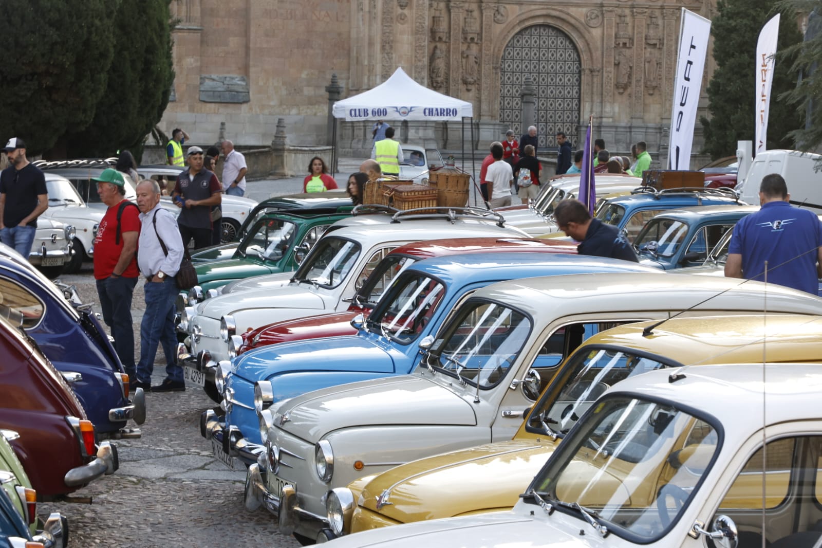 La nostalgia de los Seat 600 inunda las calles de Salamanca