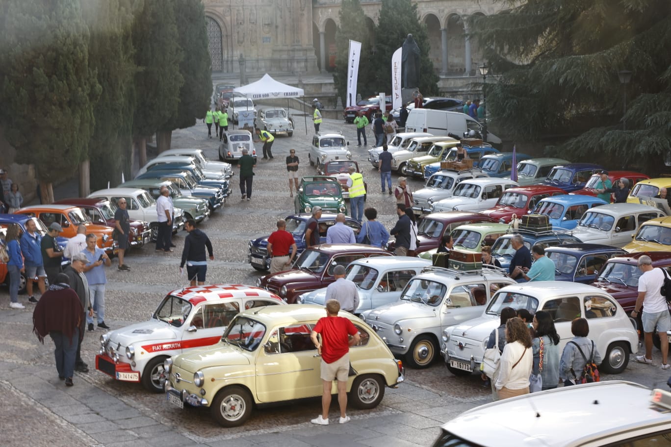 La nostalgia de los Seat 600 inunda las calles de Salamanca