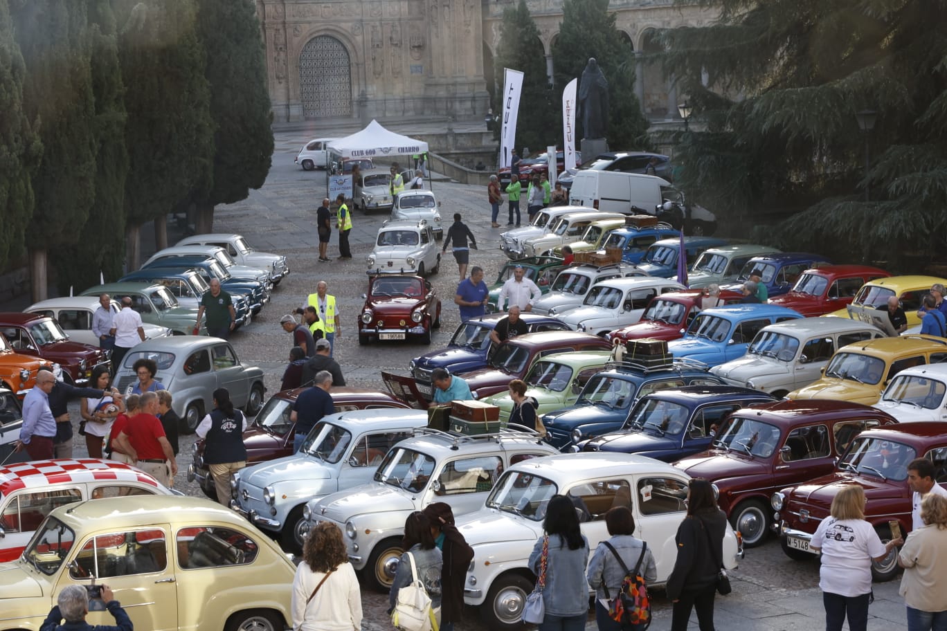 La nostalgia de los Seat 600 inunda las calles de Salamanca