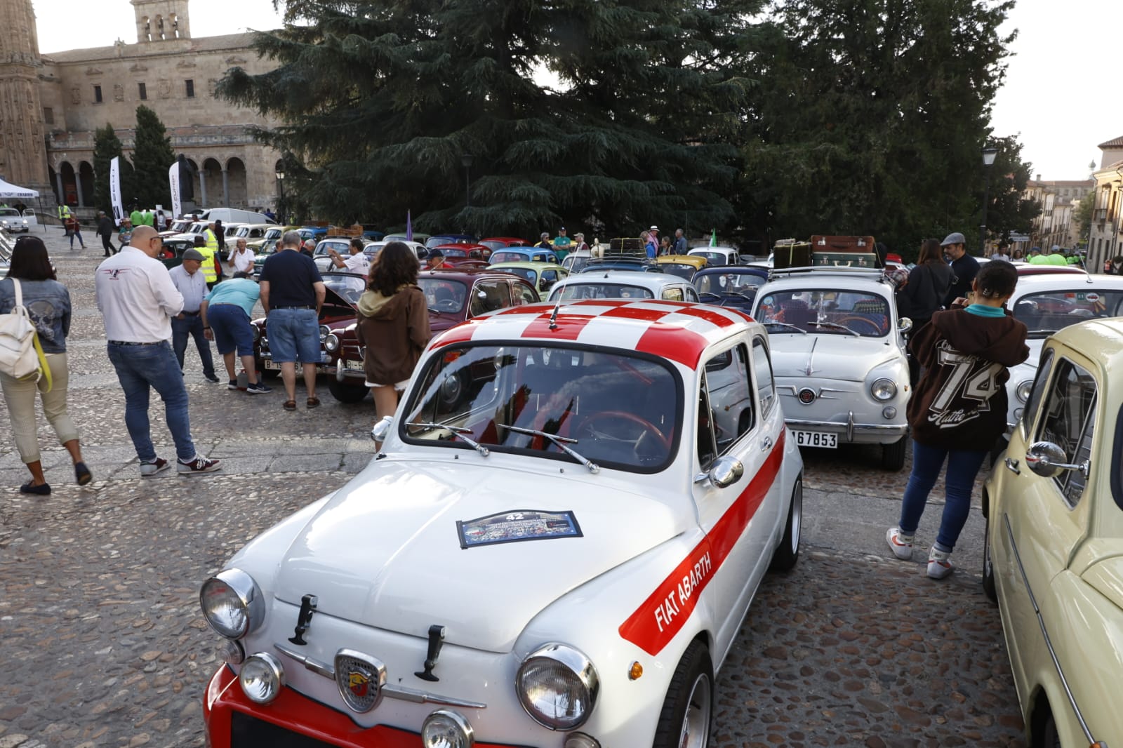 La nostalgia de los Seat 600 inunda las calles de Salamanca