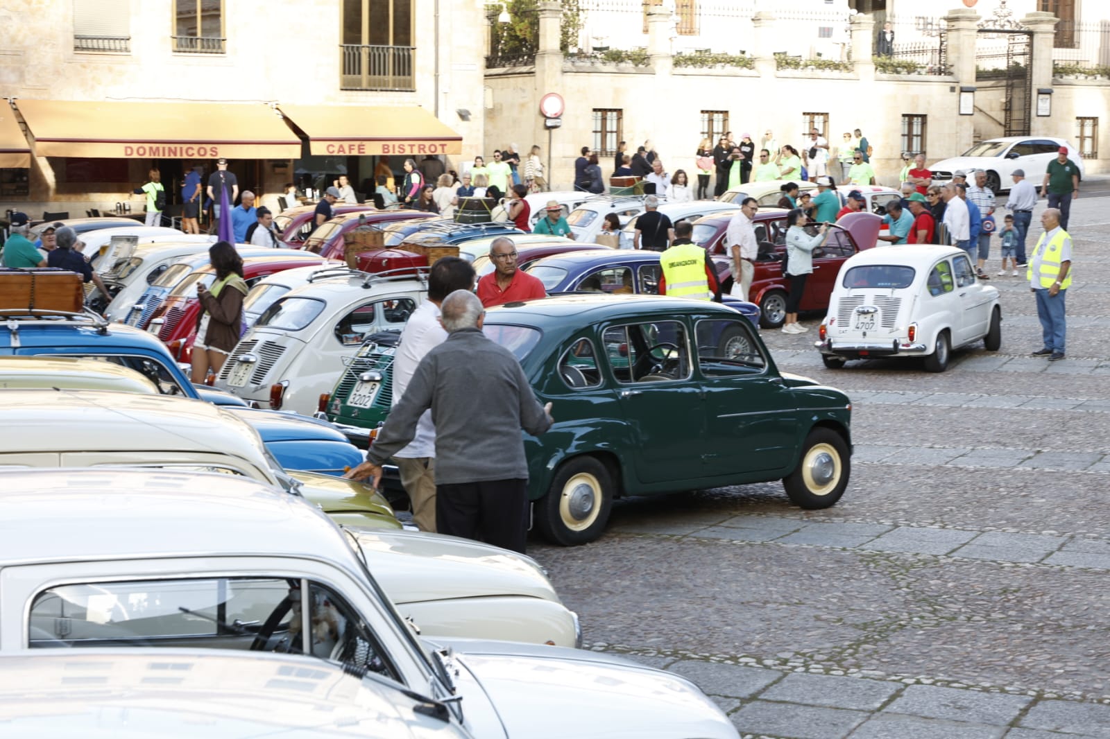 La nostalgia de los Seat 600 inunda las calles de Salamanca