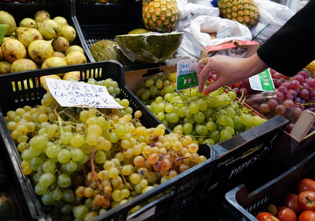 Racimos de uvas en un puesto del mercado.