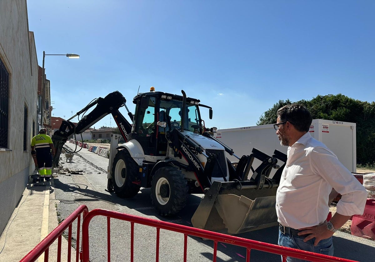 El regidor de Villamayor, Ángel Peralvo, en el inicio de la obra de la calle Azucena.