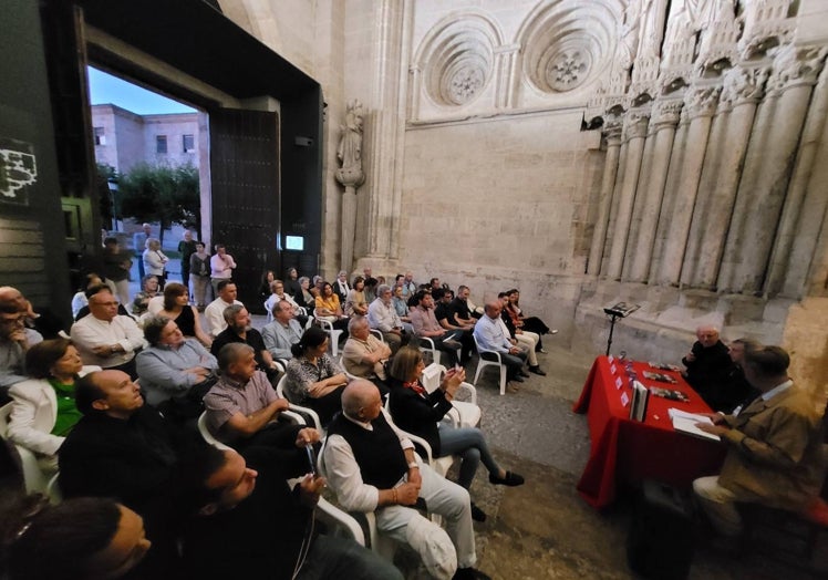 Imagen principal - Presentación en el Pórtico del Perdón de la Catedral de Santa María del tomo segundo de la «Historia de Ciudad Rodrigo y su Tierra»