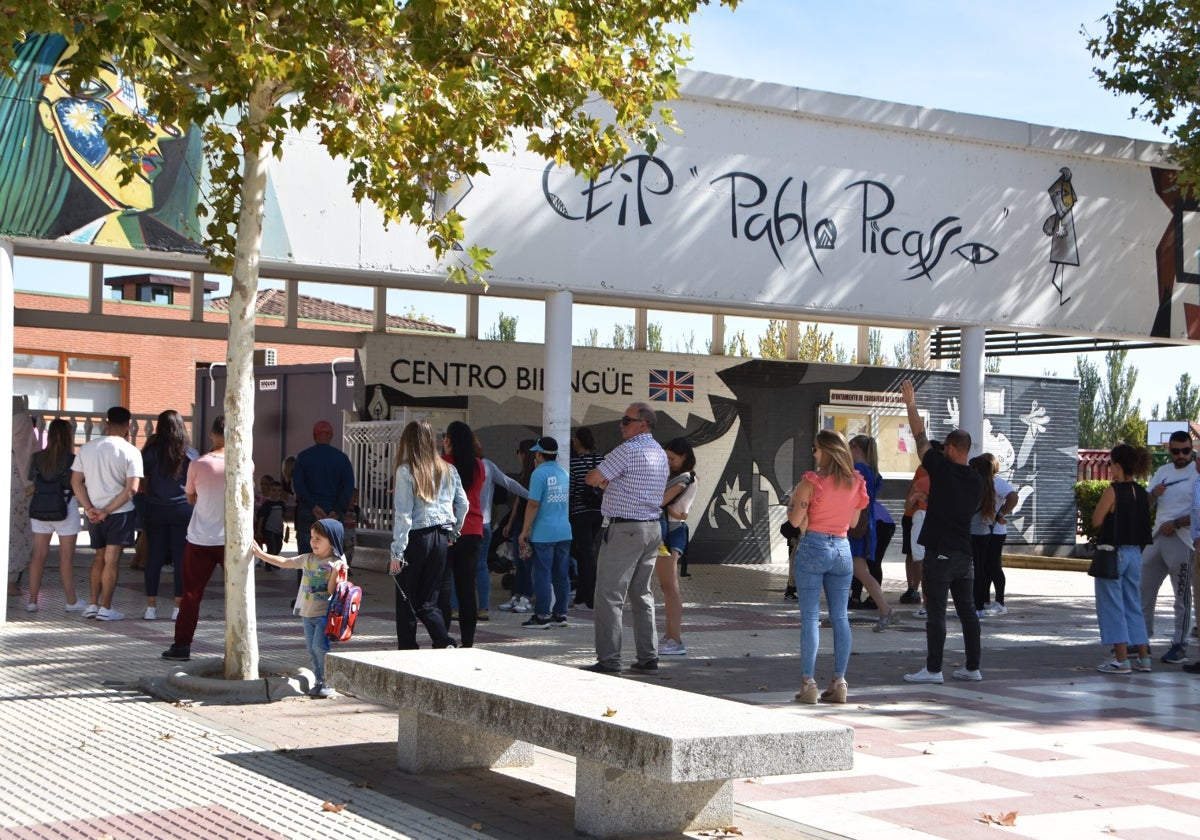 Padres esperando la salida de los alumnos del CEIP Pablo Picasso de Carbajosa.