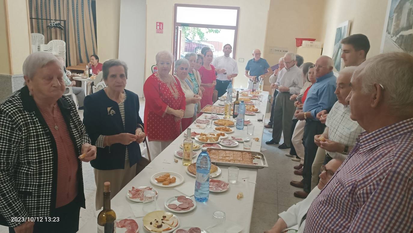 Los vecinos de Linares de Riofrío acompañan a la Guardia Civil