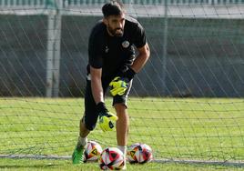 El portero del Salamanca UDS, Jon Villanueva, durante una sesión de entrenamiento en el campo anexo al Tori.