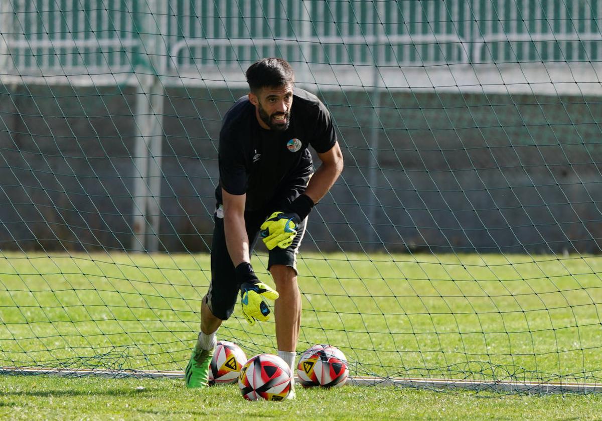 El portero del Salamanca UDS, Jon Villanueva, durante una sesión de entrenamiento en el campo anexo al Tori.