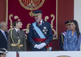 La Princesa Leonor, junto a sus padres en la tribuna durante el desfile del 12 de octubre