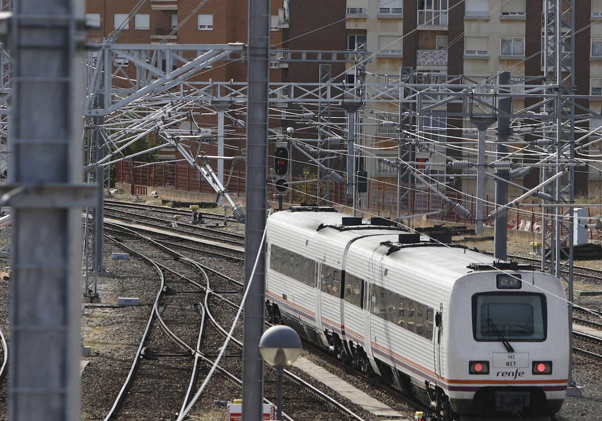 El servicio que conecta Salamanca con Valladolid de las 14:19 horas es un tren de solo dos vagones con más de 30 años de antigüedad.